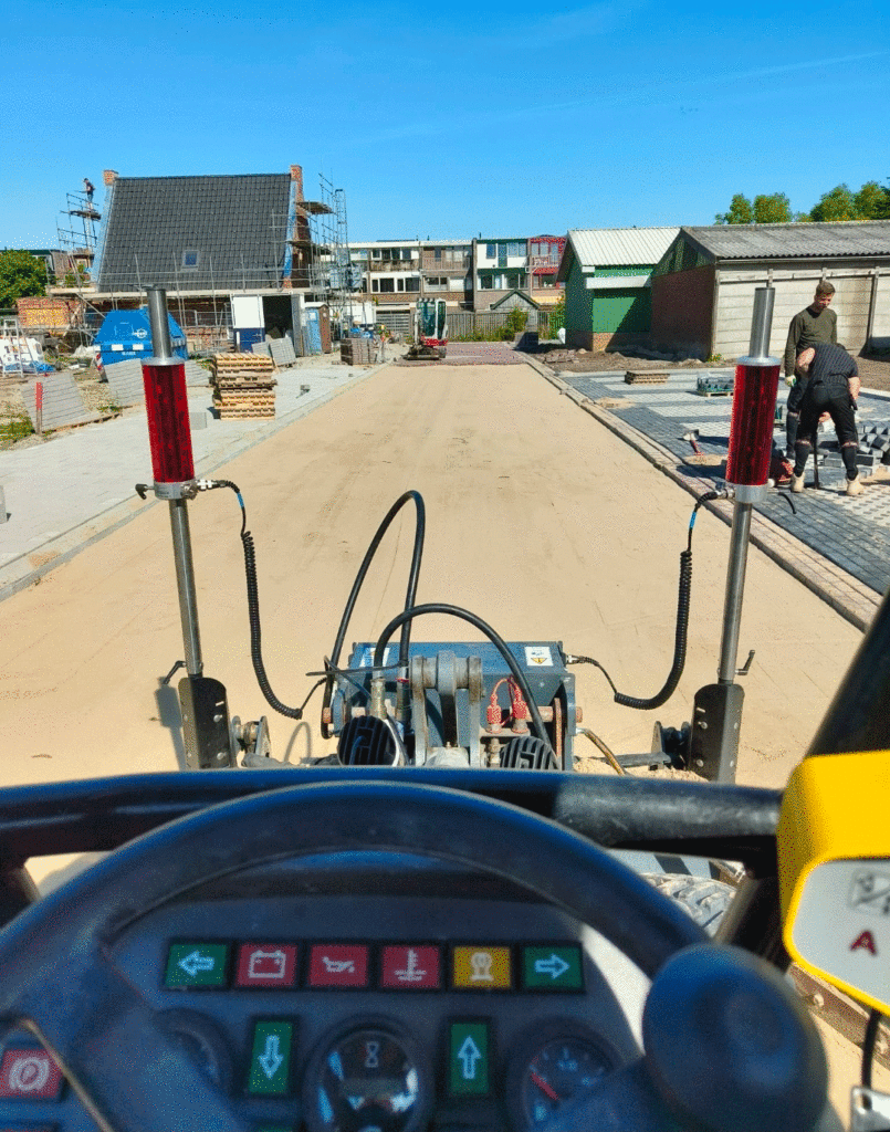 Lasergestuurd egaliseren van een zandbaan met de Exact Level HEM 160 ELS Noord-Holland